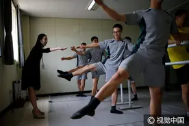 韩国士兵练习芭蕾舞，铁血汉子展现柔美舞姿图片