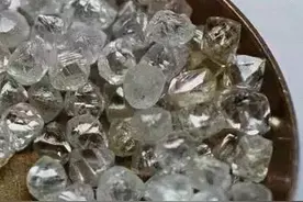 挖了块钻石原石，竟然当成玻璃给扔了。图片