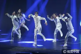 RAIN个唱变身机器人引粉丝尖叫 劲歌热舞汗如雨下十分卖力图片