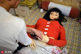 活久见！成都男子把假体娃娃放在家 不为色心起只为悼念亡妻？图片