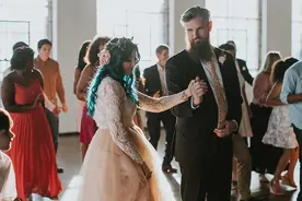 女孩瘫痪8年 婚礼时奇迹站起图片