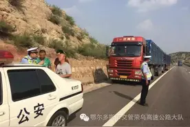 周知荣乌高速重点整治大货车长时间占用超车道，严查大货车野蛮驾驶图片