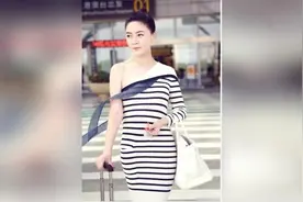 田海蓉带女儿前往巴黎看秀 二人穿母女装面容神似，老公至今成谜视频封面