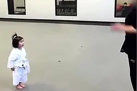 3岁小萌宝第一次学跆拳道，直接把脚踢疼了，接下来的动作真逗！