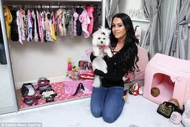 美女砸12万元为狗狗买华服，每月还带它美容两次图片