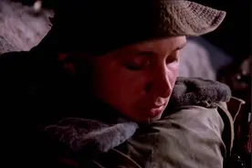 新兵放哨睡着了，被拖走后遭暴打成这样，是自己人干的视频封面