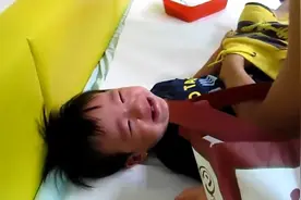 这孩子是多不想打针，在床上滚来滚去的就是不听话！视频封面