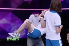 张艺兴公主抱鞠婧祎频忘台词，艺兴你这是故意想多抱会吧视频封面