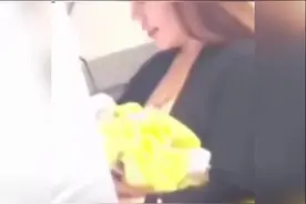 女子坐飞机时产女 宝宝获赠百万里程视频封面