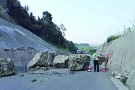 凤冈湄潭两县交界处 巨石滚下山阻断326国道图片