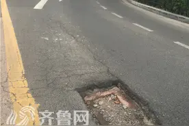 东营济南路与西四路交叉口路面有坑 车辆多中招图片