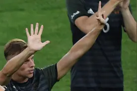 德国奥球员向球迷比划手势“7”，事后道歉图片