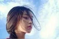 妹妹抢了我的丈夫还气死了我们的爹，我还该不该认她了图片