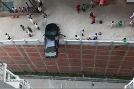 美女开车也是这么的销魂,坐在她车上一定很刺激！图片