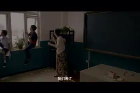 小明要跳楼让老师改分数，小明爸爸来了也要跳楼视频封面