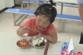 5岁女儿被妈妈遗弃 派出所里她说很想奶奶图片