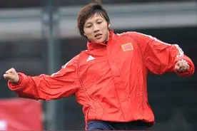 国足曾经的主力中卫 却被爆踢野球 现靠解说维生图片