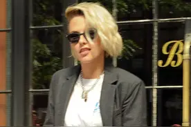 求被掰弯！斯图尔特对镜吐舌比V吊炸天 红衣男一脸错愕成功抢镜图片