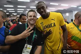 博尔特“鬼魅微笑”照片火爆网络 牙买加闪电与图片摄影师见面合影留念图片