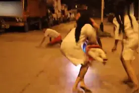 国外爆笑街头恶搞：印度姐妹花夜晚扮鬼吓路人，被吓连滚带爬逃跑视频封面