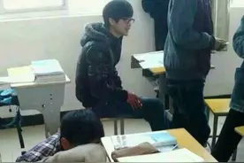 这逗比把头放到桌兜里出不来，把同学和老师都急坏了！图片