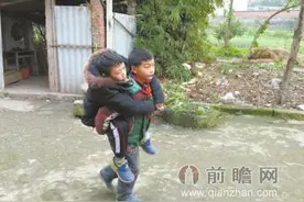 8岁叔叔背13岁残疾侄儿上学1年多 风雨无阻从未迟到早退图片