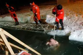 “战斗民族”庆祝主显节 接受冰水洗礼图片