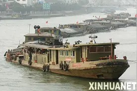 首批500吨级船驶进杭甬运河宁波段图片