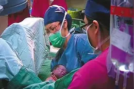 护士拍打新生宝宝脚底竟没听到声音，真相后妈妈当场咆哮崩溃！图片