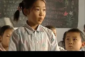 老师上课提问同学们爱什么，小花站起来说爱爷爷，真是好孩子