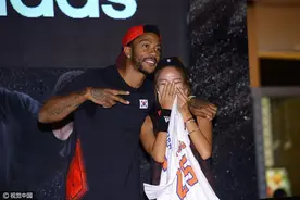 罗斯韩国出席活动，大方搭肩让韩国美女开心到爆炸！图片