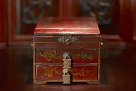 拆祖屋找到俩“倒霉蛋”，穷小子大翻身图片