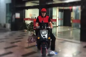 曝林更新亲自为赵丽颖送外卖！嗯，这外卖真好吃！甜的！图片