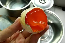 凯里一市民买回假鸡蛋 不仅重量轻、蛋黄还是橘红色图片