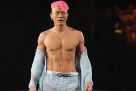 天王郭富城演唱会秀妖艳腹肌 一头红发亮了图片