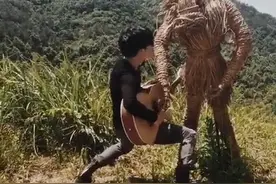 薛之谦，你这吉他到底是对啥弹的？图片