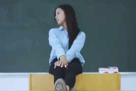 气质恬静校花一个人的教室图片