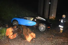 千万布加迪威龙失控冲到桥底，车主却没什么大碍图片