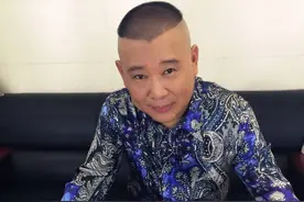 郭德纲花衬衫抢眼抱海鲜，调侃被捕谣言，网友：不爱褶子爱美颜！图片