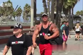 行走的荷尔蒙大块头街头健身太强悍，引路人围观！视频封面