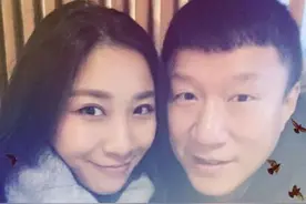 孙红雷与老婆甜蜜合照罕见亮相，孙漂亮又虐了一把单身汪图片