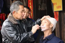 远去的老手艺：乡村中的剃头匠图片