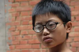 11岁男孩摘掉眼镜后六亲不认 只因那高达2000多度的近视！图片