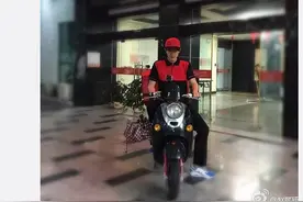 林更新变身外卖小哥给赵丽颖送爱心午餐，王思聪哪儿去了图片