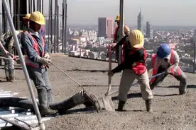 国外高层钢结构建筑，楼层板纤维混凝土浇灌高清视频视频封面