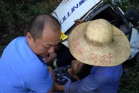 惊险！义乌货车坠入10多米高悬崖，司机被困，警民联手救援！图片