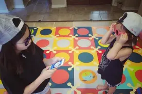 多多和多妹这对姐妹花，不仅偷偷学化妆，还扮起了美人鱼！图片