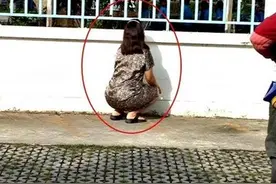 妈妈送小孩上学后贴牆偷看！　家长网友笑：我做过图片