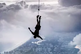 男子在3000英尺（约合914米）的高空中躺在绳索上休息图片