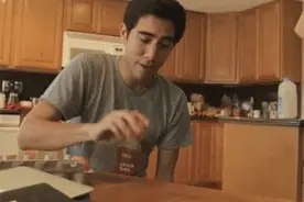 每日开心一笑：这天气太热的，打个鸡蛋都能孵出小鸡图片